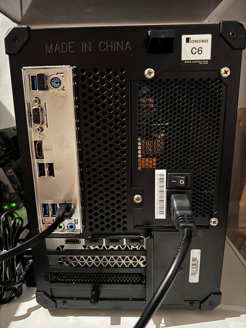目前,这台主机位于我的电脑桌右边
