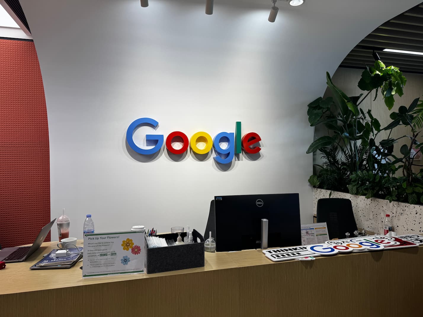 会议室楼层的前台,笔筒里的好几只笔都是坏的